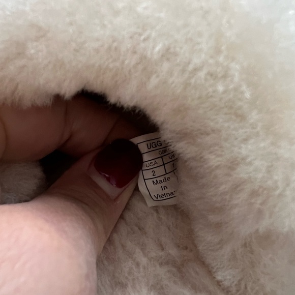 Euc girl’s gold Uggs slippers size 2 - Picture 10 of 10